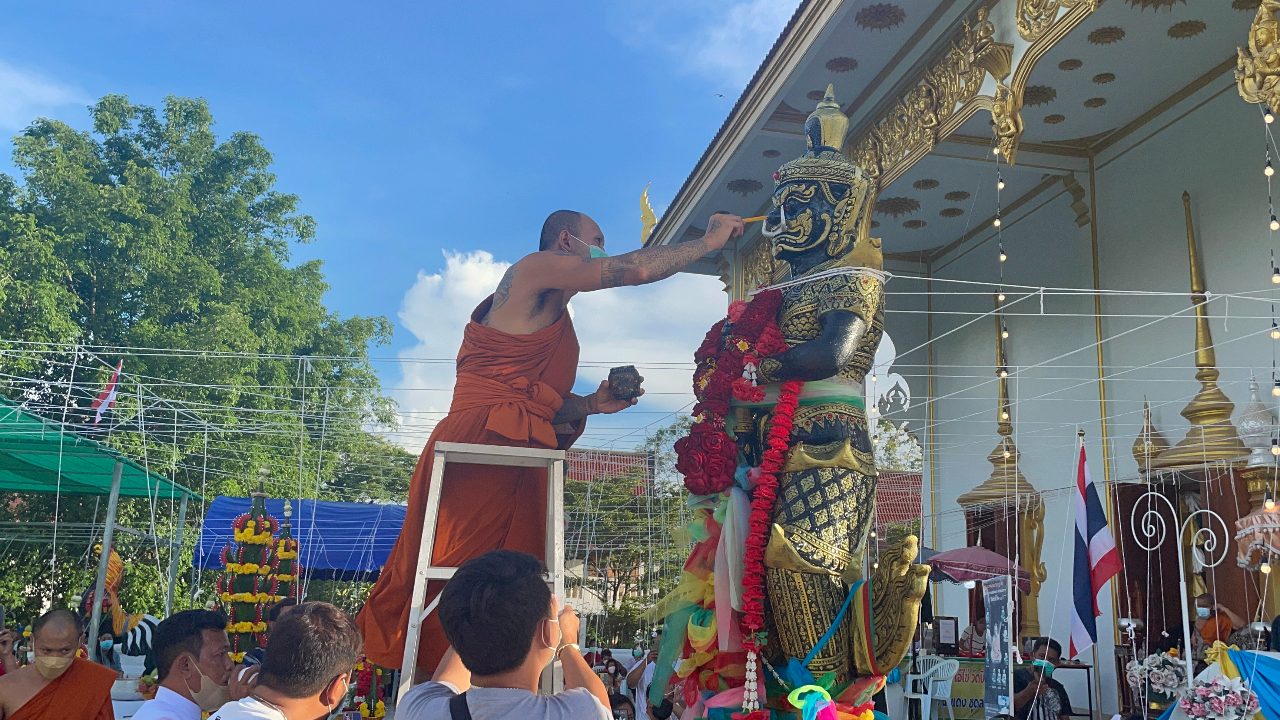 "ท้าวเวสสุวรรณ" วัดดังปทุมฯ