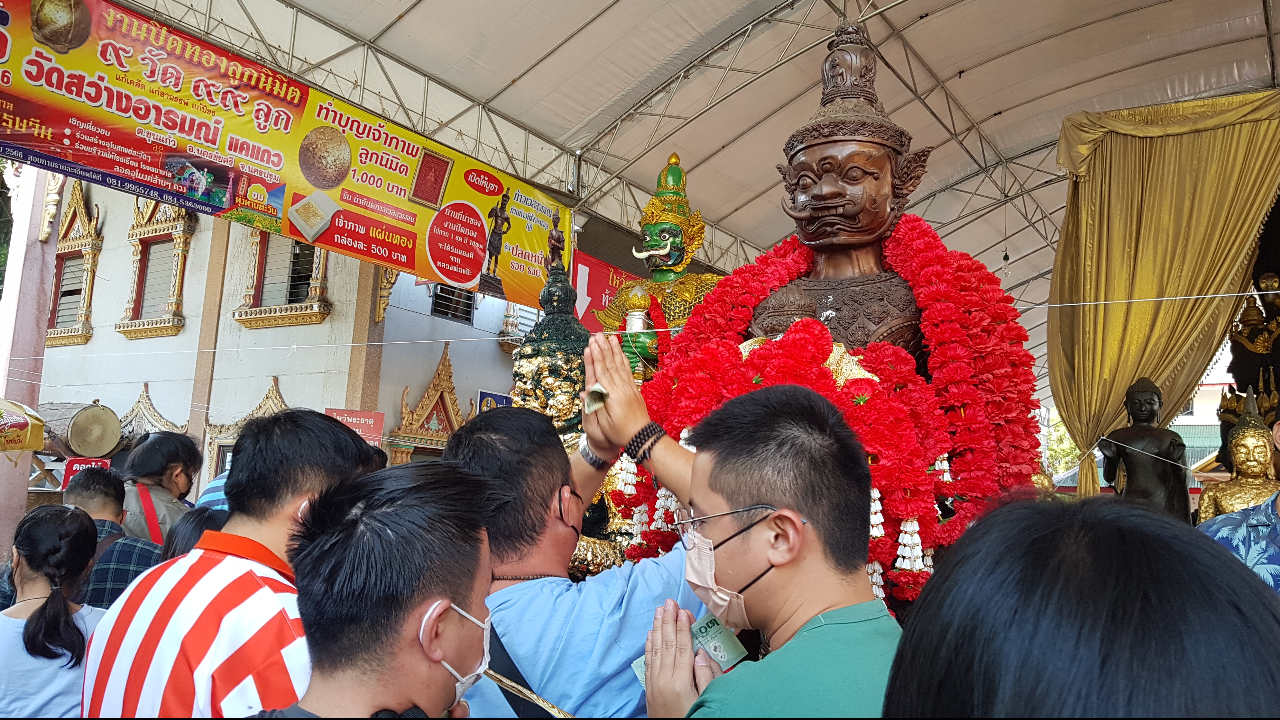 วัดสว่างอารมณ์ อัญเชิญ "ท้าวเวสสุวรรณ"